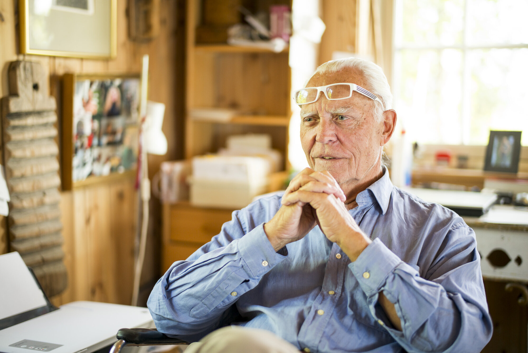 Dag på kontoret Bildet viser Dag Coucheron på kontoret