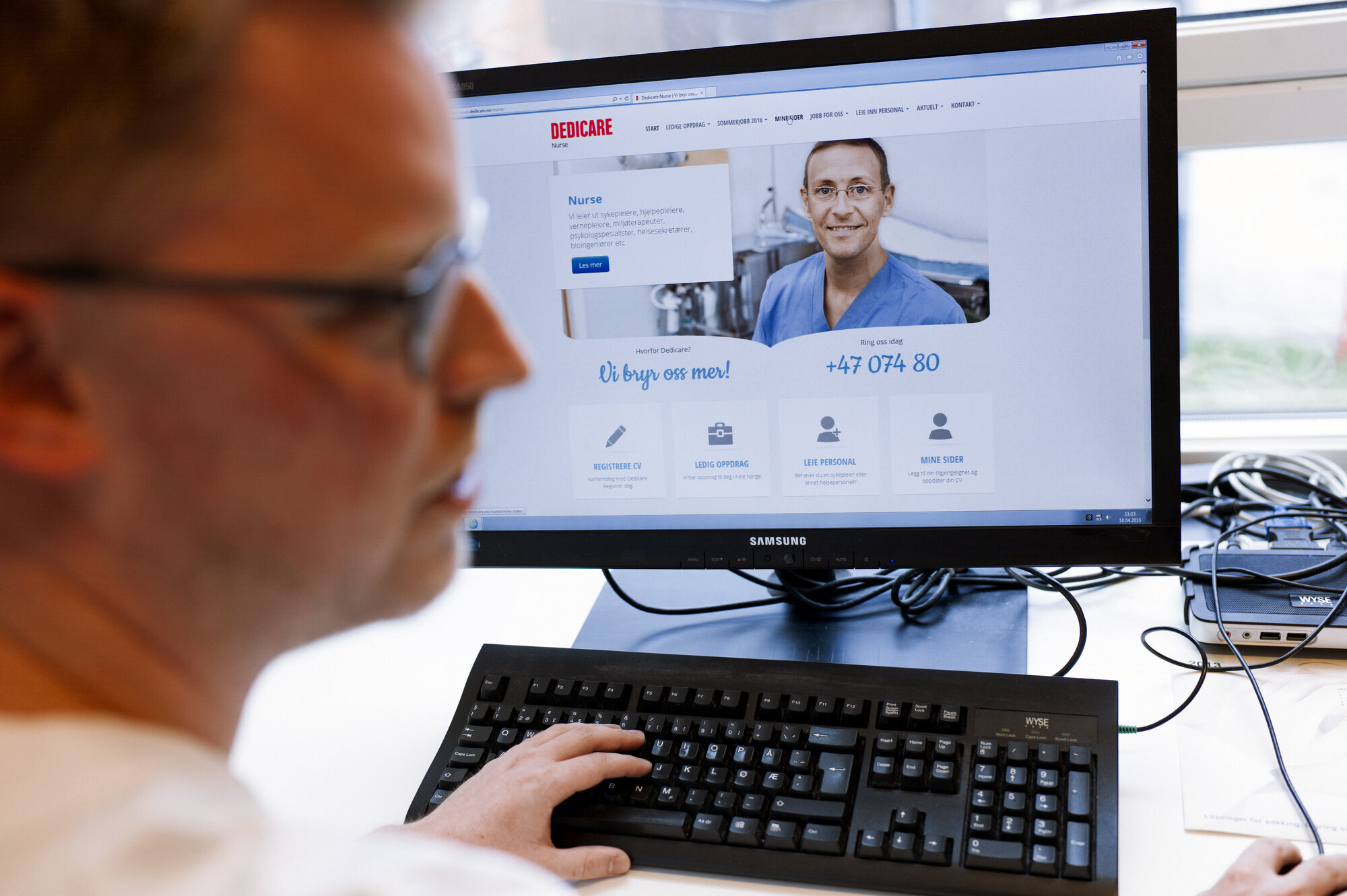 Kasper Vesterholm foran datamaskinen Bildet viser Kasper Vesterholm foran datamaskinen