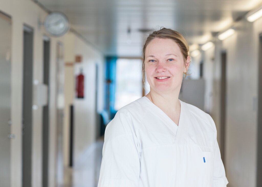 Lise Tuset Gustad, Sykehuset Levanger Bildet viser Lise Tuset Gustad i en sykehuskorridor.