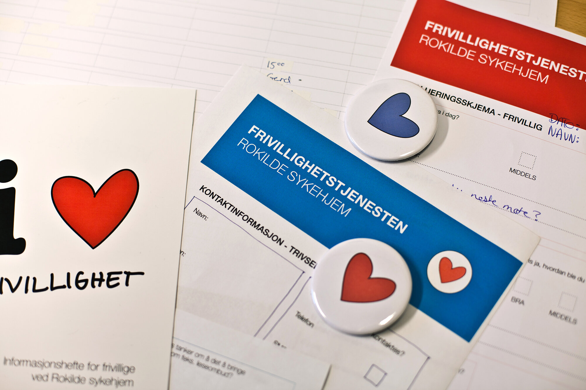 brosjyrer og buttons bildet viser brosjyrer og buttons