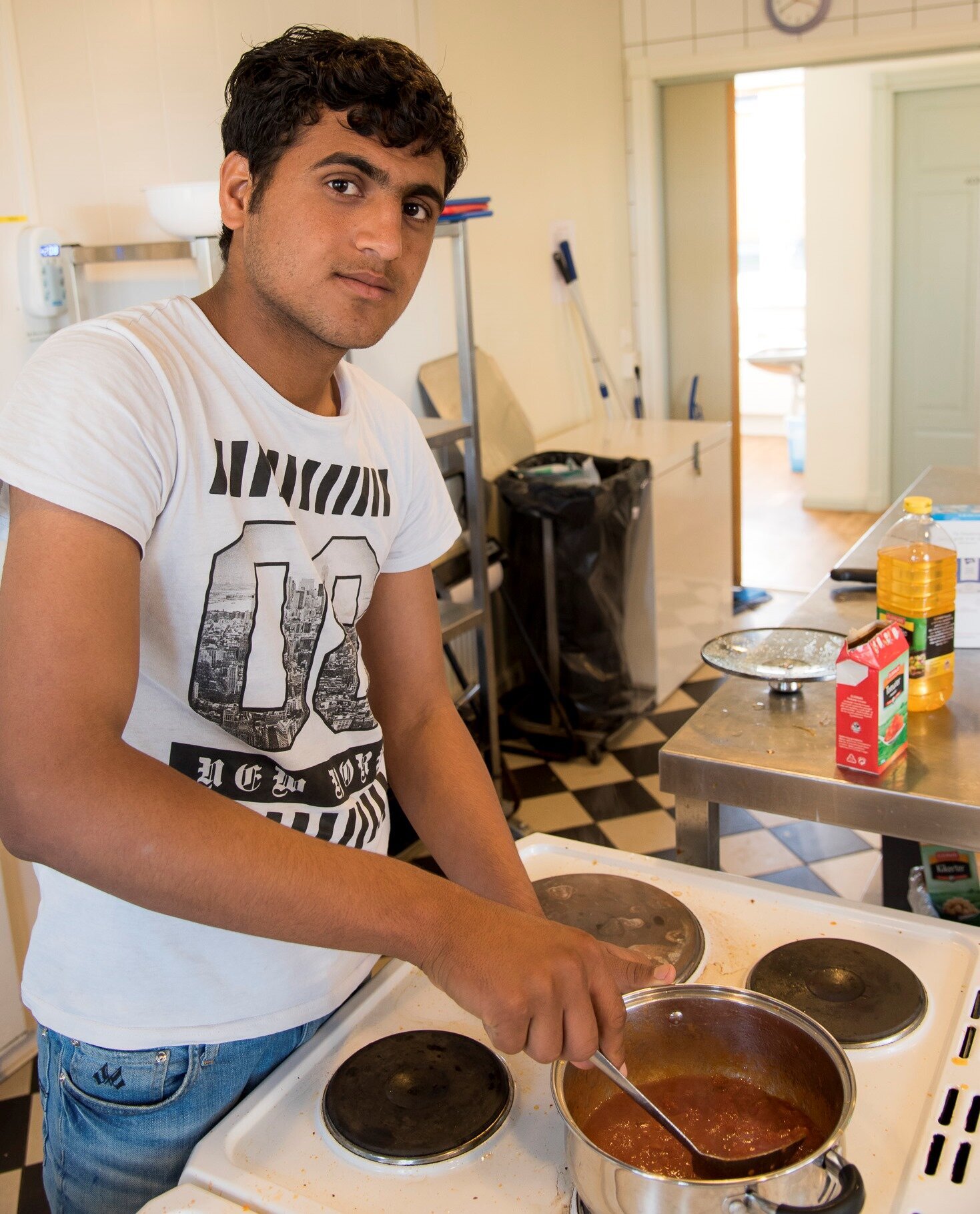 Dawlatzai lager mat Bildet viser Dawlatzai som lager mat