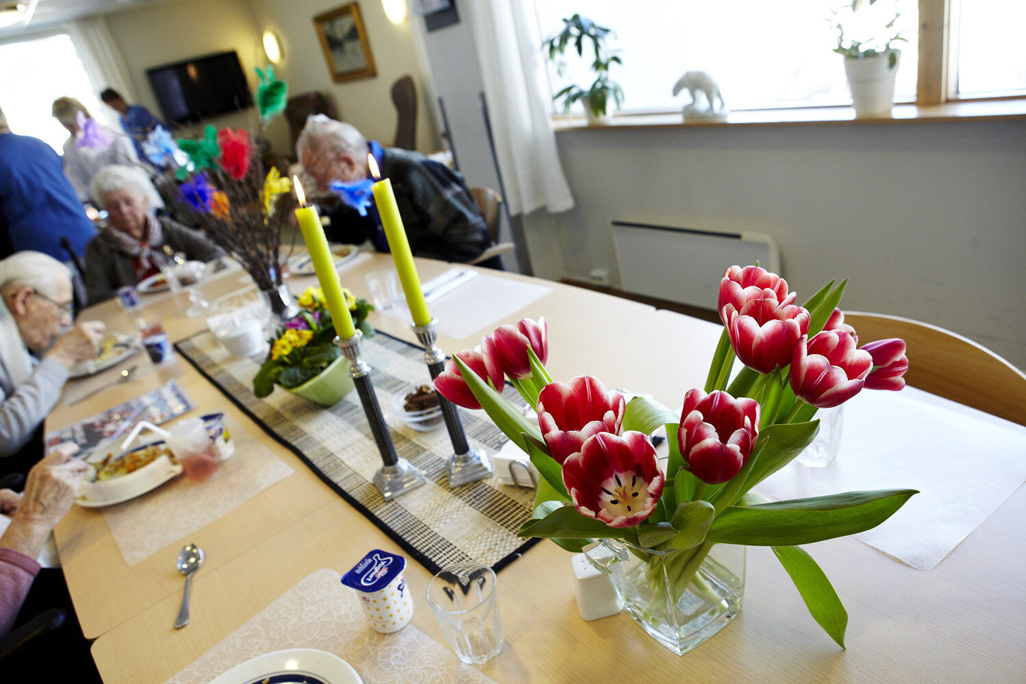 Bildet viser et langbord på sykehjem der noen spiser Måltid på sykehjem