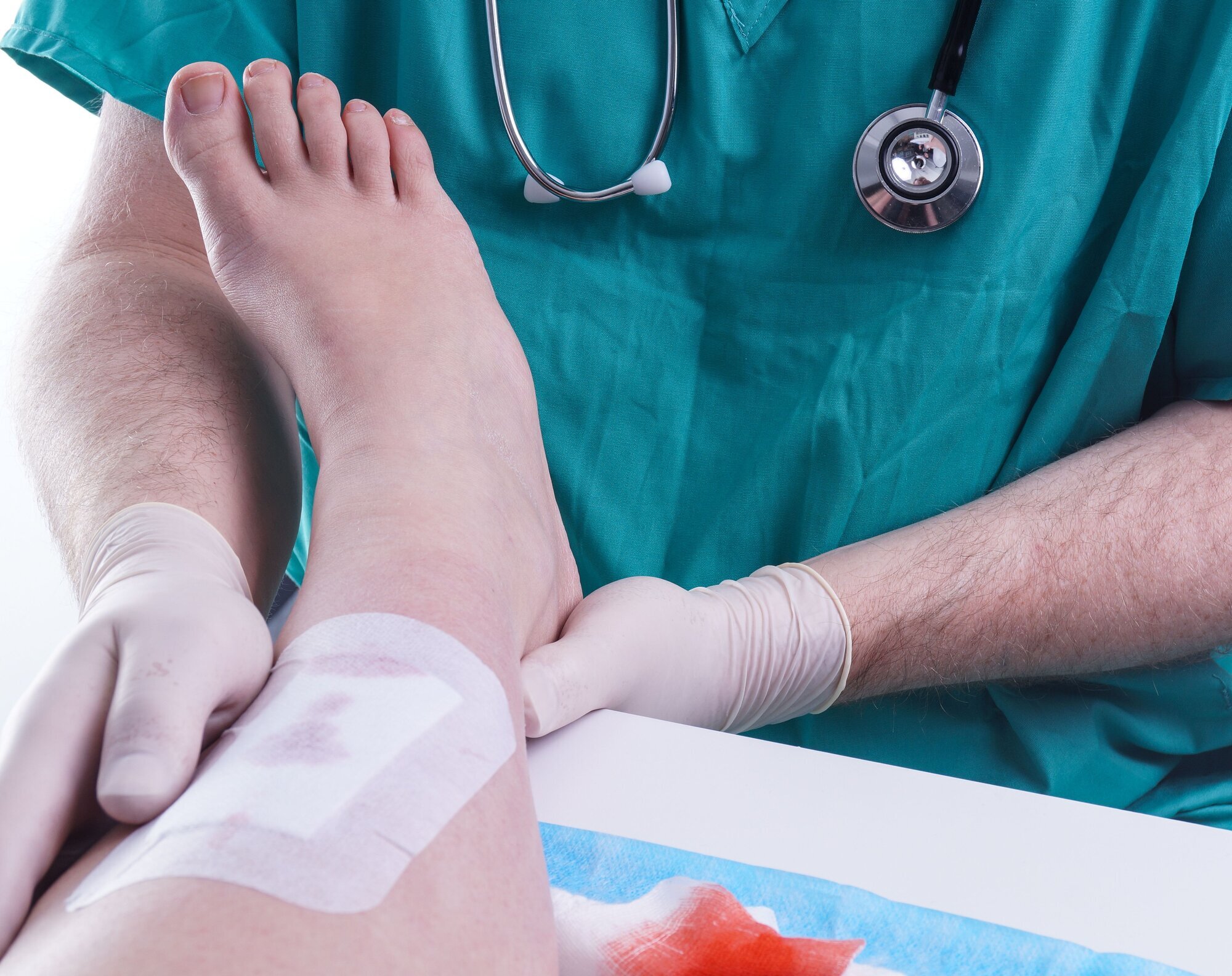 Skade Viser helsepersonell som legger bandasje på en skadet fot