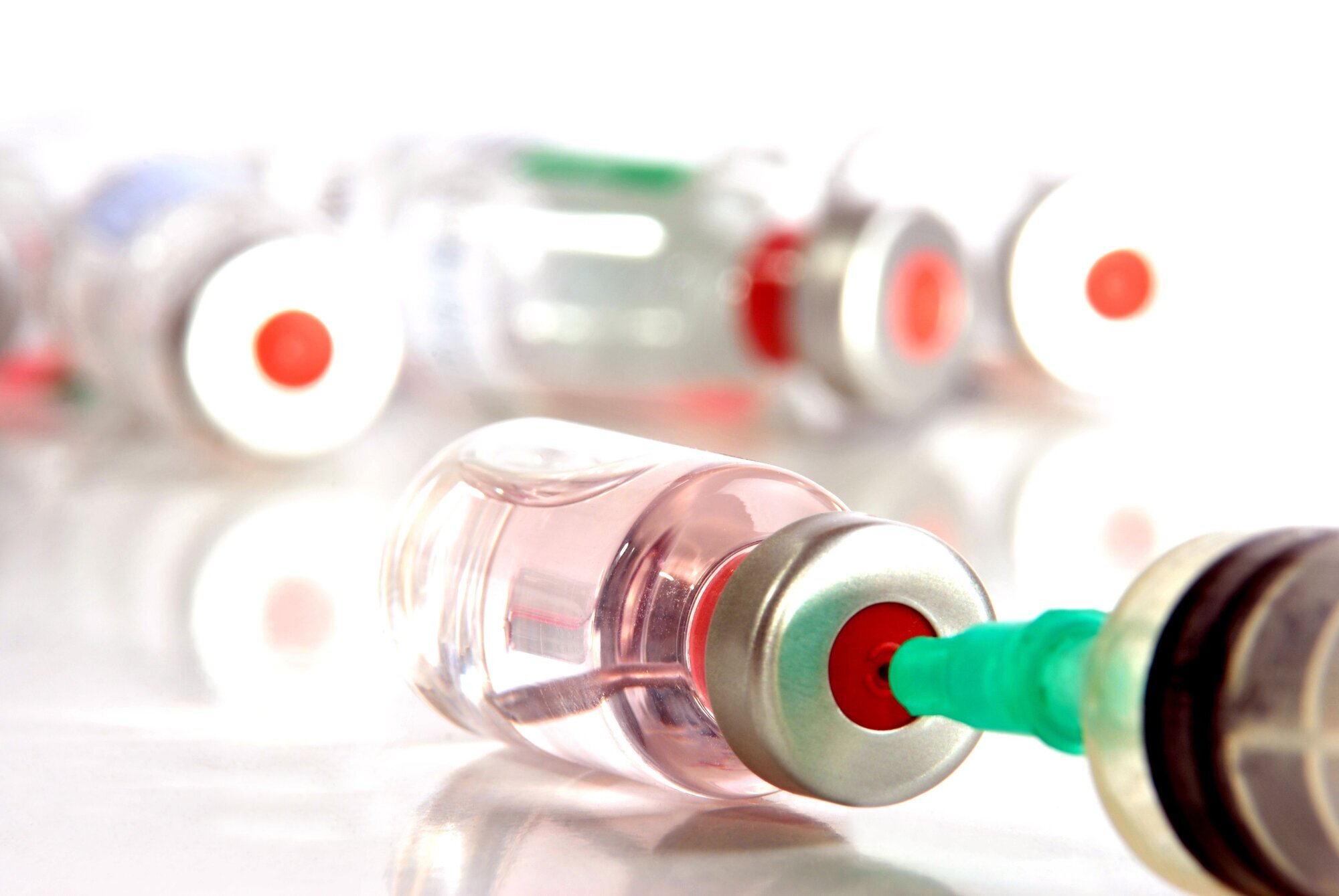 Vaksine Illustrasjonsfoto av sprøyte og vaksine