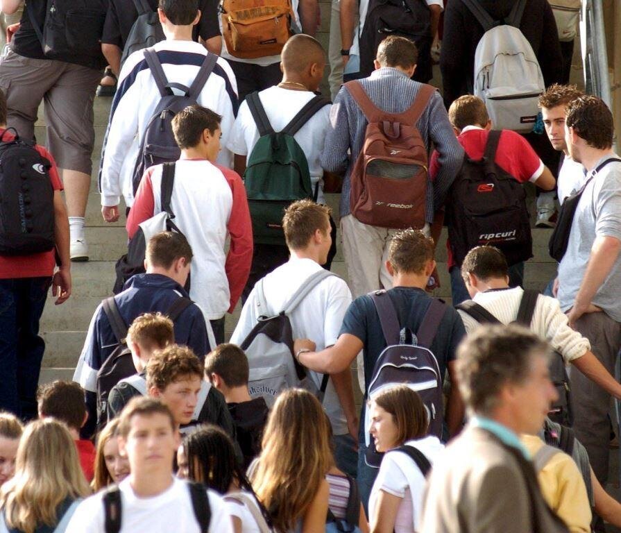 Illustrasjonsbilde av mange elever