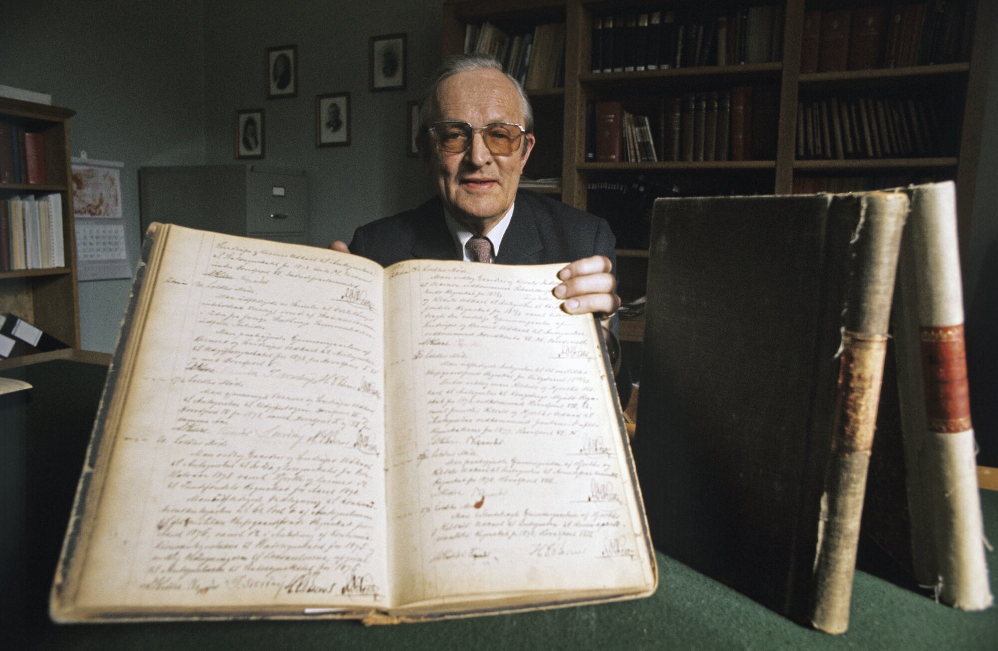 Riksrevisor Lars Breie (1950-1978) med en gammel protokoll. Riksrevisor Lars Breie (1950-1978) med en gammel protokoll.