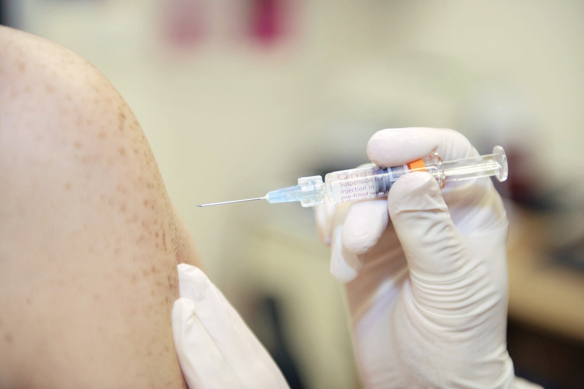 Hpv, hpv-vaksine Bildet viser en overarm som det settes vaksine i.