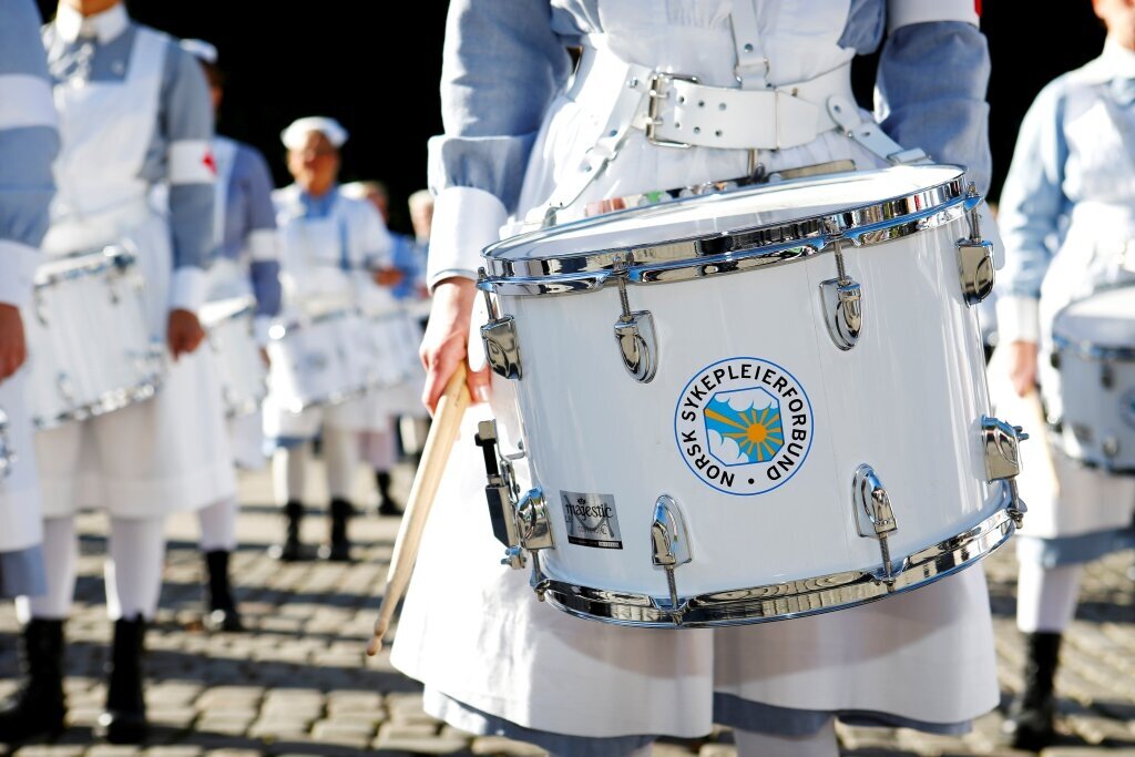 Trommekorpset, NSF Bildet viser en tromme i forgrunnen og NSFs trommekorps i bakgrunnen.