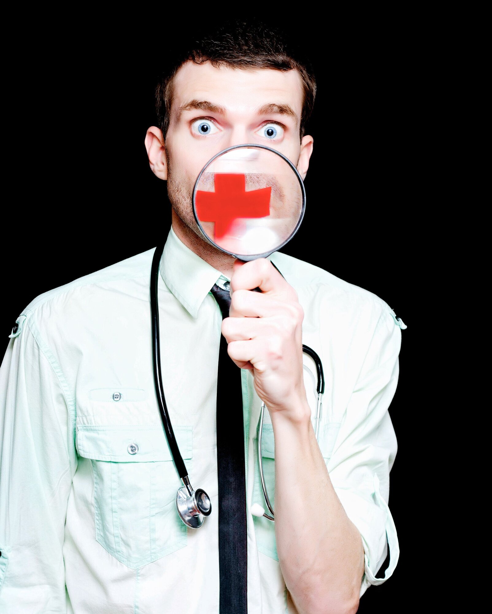 Varsler Viser mann som har et "røde kors" merke over munnen