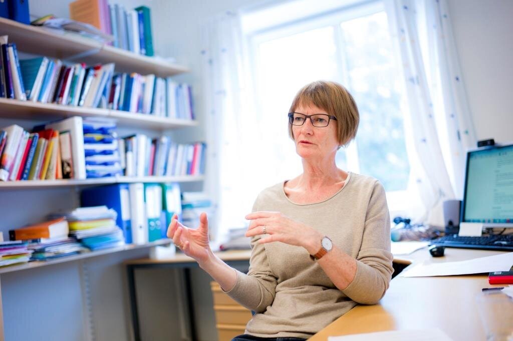 PLO-meldinger har underlettet samarbeidet mellom ulike profesjoner, hevder Ragnhild Hellesø. Bildet viser forsker Ragnhild Hellesø på sitt kontor.