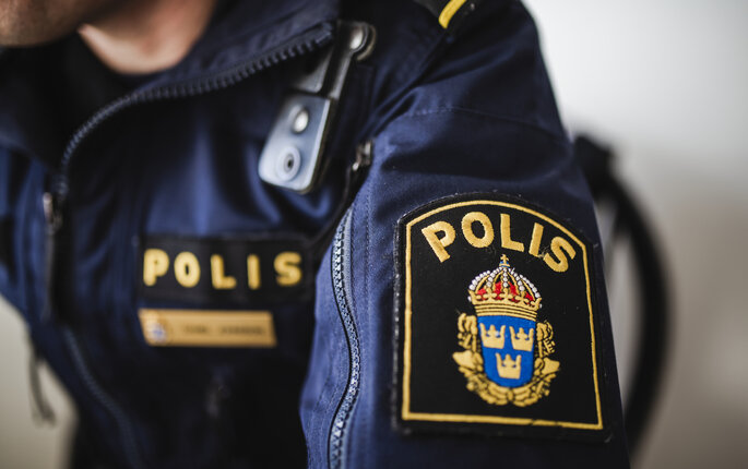 Bildet viser logo på uniformen til svensk politi Bildet viser logo på uniformen til svensk politi