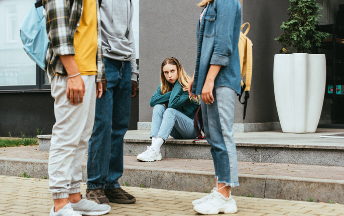 ungdommer der en er utenfor bildet viser ungdommer der en er utenfor