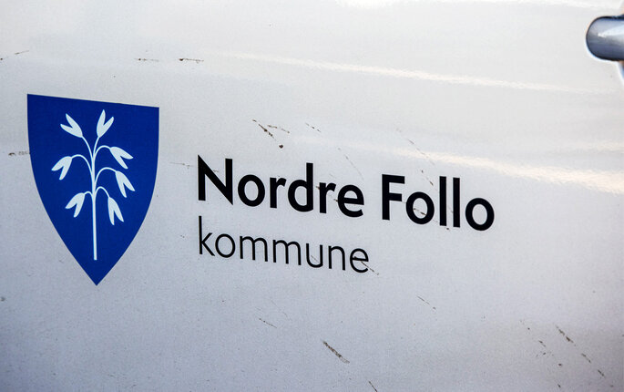 Bildør hvor det står Nordre Follo kommune. Bildet viser en bildør hvor det står Nordre Follo kommune.
