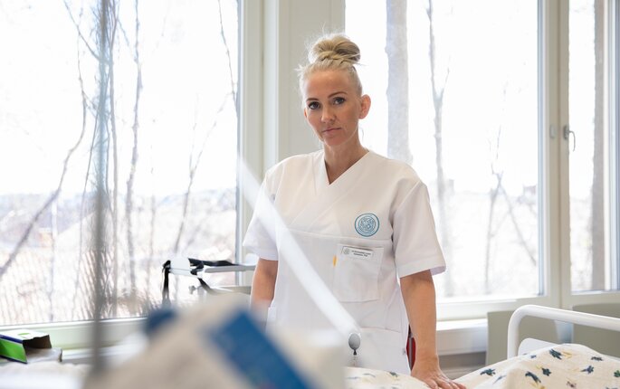Bildet viser Lill Sverresdatter Larsen i sykepleieruniform.