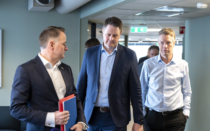 Riksmekler Mats Wilhelm Ruland sammen med leder i Fellesforbundet, Christian Justnes og leder i Norsk Industri, Harald Solberg