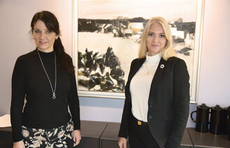 FORTSETTER: Her er Spekter-direktør Anne-Kari Bratten og NSF-leder Lill Sverresdatter Larsen da de innledende forhandlingene startet i august.