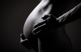 Bildet viser en gravid mage