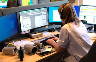 Bildet viser en sykepleier på en legevaktsentral