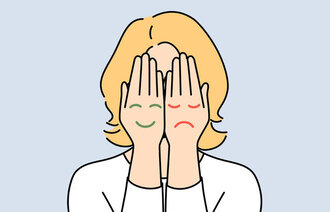 Illustrasjonen viser en kvinne med hendene foran ansiktet.