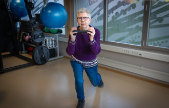 Randi Saltnes løfter vekt Bildet viser Randi Saltnes som løfter en vekt