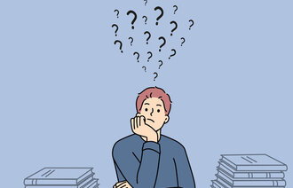 Illustrasjonen viser en ung mann med mange spørsmålstegn.