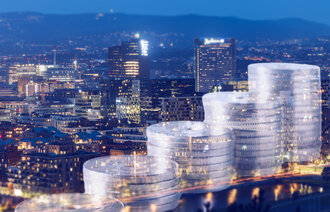 Bildet viser et oversiktsbilde av Oslo med grafikk av mynter i stabler Bildet viser et oversiktsbilde av Oslo med grafikk av mynter i stabler