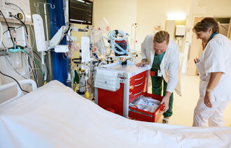 Lege og sykepleier gjør klar et akuttrom for en pasient på Radiumhospitalet.