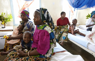Bildet viser kvinner og barn på et sykehus i Tanzania. Bildet viser kvinner og barn på et sykehus i Tanzania.