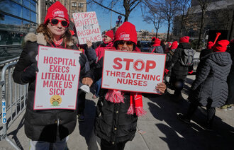 bilde av streikende sykepleiere i New York