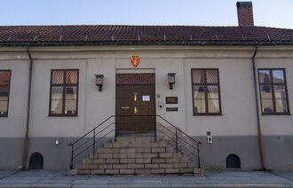 Bildet viser tinghuset i Halden.