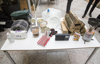 Bildet viser ulike ting man bør ha i beredskap.