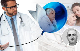 Bildet viser en pasient omgitt av lege og pårørende