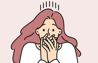 Illustrasjonen viser en kvinne som holder seg for munnen.