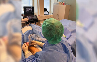 Bildet viser sykepleier som legger inn picc-line.