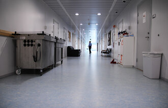 Fengselsbetjent og avdelingsleder Hege på avdeling A Bilde viser fengselsbetjent og avdelingsleder Hege på avdeling A