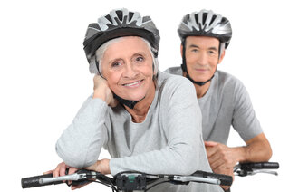 to eldre på sykkel bildet viser to eldre på sykkel