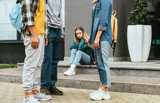 ungdommer der en er utenfor bildet viser ungdommer der en er utenfor