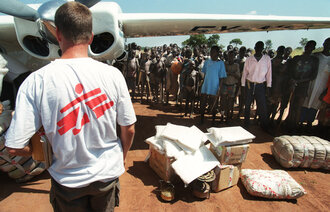 Bildet viser MSFs karakteristiske hvite t-skjorter møter deg overalt i det sulterammede Sør-Sudan, der organisasjonen gjennomfører sin største hjelpeoperasjon noensinne. Bildet viser MSFs karakteristiske hvite t-skjorter møter deg overalt i det sulterammede Sør-Sudan, der organisasjonen gjennomfører sin største hjelpeoperasjon noensinne.