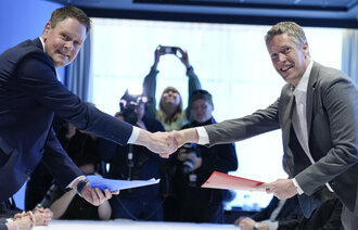 Leder i Fellesforbundet, Christian Justnes og leder i Norsk Industri, Harald Solberg overrekker kravene som markerer starten på årets lønnsoppgjør i frontfagene.