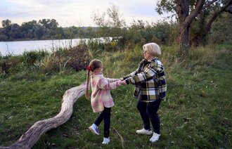 Bildet viser en mor og en datter som leker.