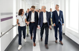 Bildet viser statsminister Jonas Gahr Støre (Ap) og helseminister Jan Christian Vestre som besøker Sykehuset Østfold på Kalnes.