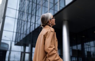 Bilde av kvinne foran forretningsbygg