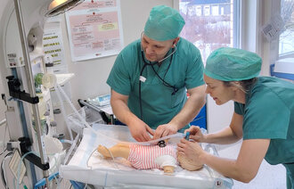 Anestesisykepleiere simulerer på babydukke Bildet viser to anestesisykepleiere som simulerer på en babydukke