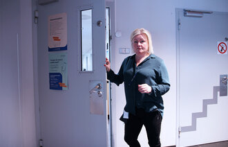 Bildet viser sykepleier Therese Orud Schmidt, som er leder for helseavdelingen i Halden fengsel.