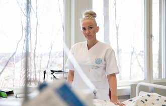 Bildet viser Lill Sverresdatter Larsen i sykepleieruniform.