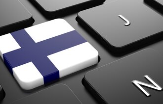 Bildet viser et tastatur der en av tastene har finsk flagg.