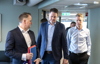 Riksmekler Mats Wilhelm Ruland sammen med leder i Fellesforbundet, Christian Justnes og leder i Norsk Industri, Harald Solberg