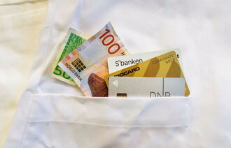 Bilde viser en uniform med pengesedler i brystlommen Bilde viser en uniform med pengesedler i brystlommen