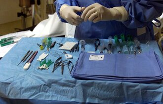 Operasjon Nærbilde av brett med operasjonsinstrumenter