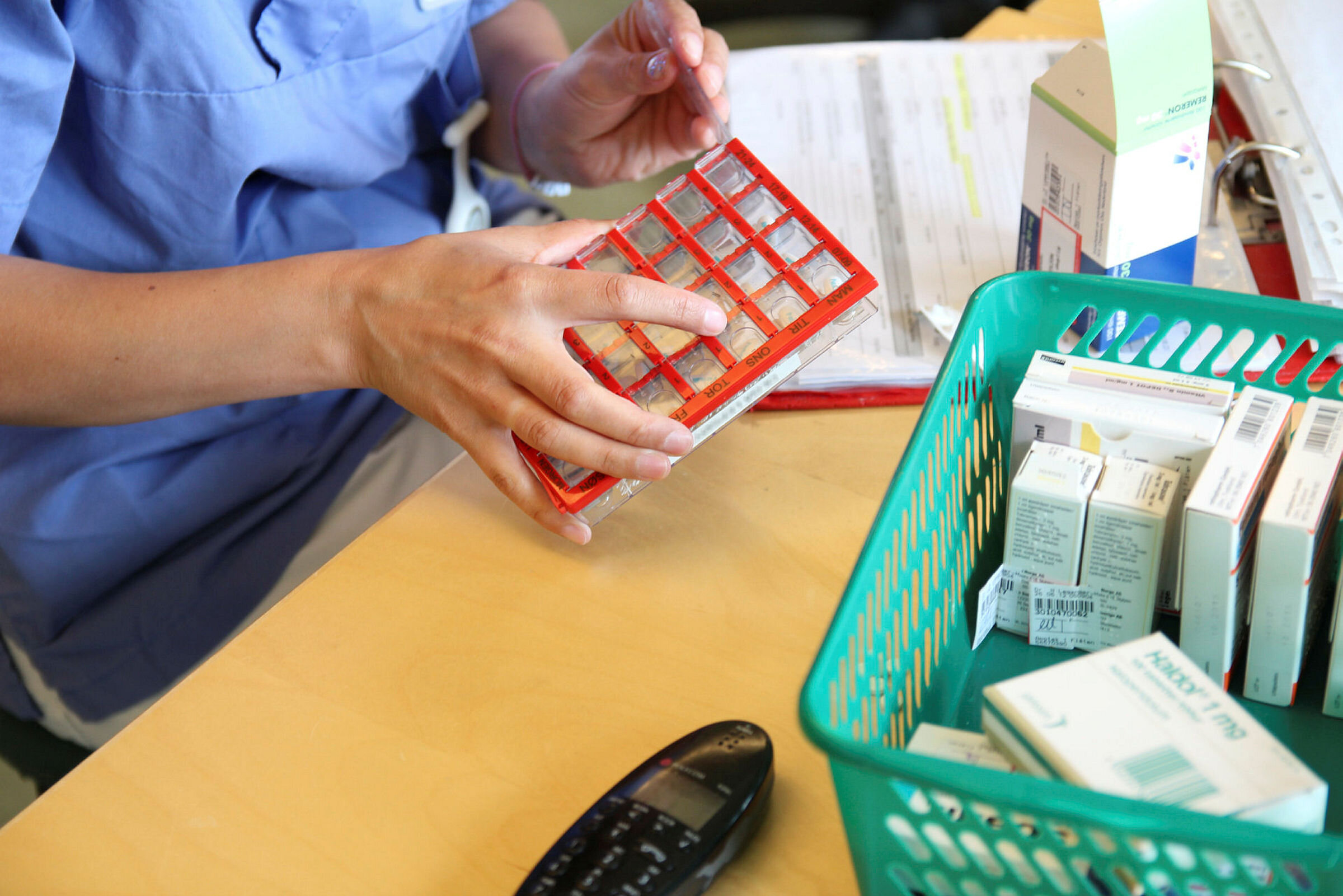 legemiddelhåndtering Bildet viser sykepleier som legger opp legemidler ved Os sykehjem 2013